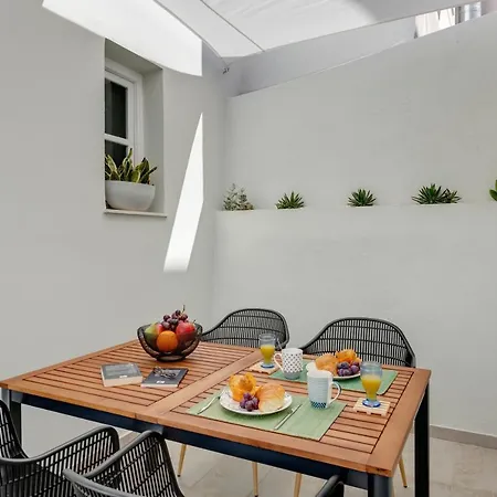 Polis Apartment