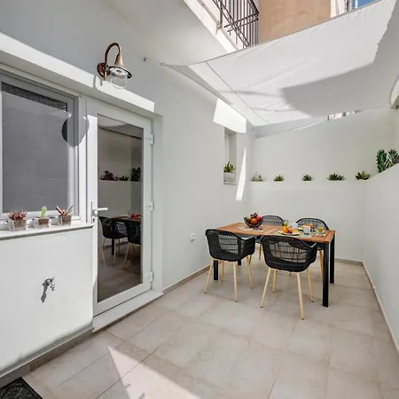 Polis Apartment