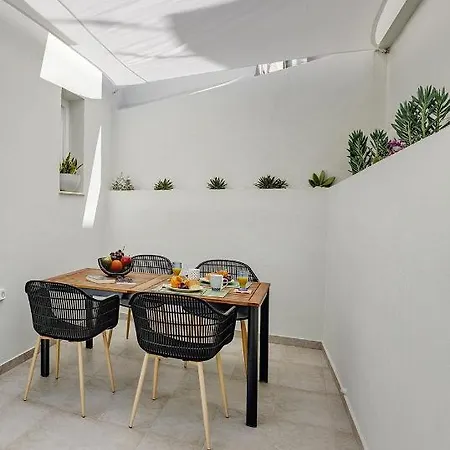Apartment Polis
